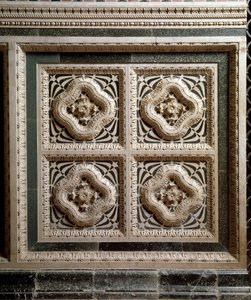 Detail der Marmorwand, die die Marmorkanzel stützt
