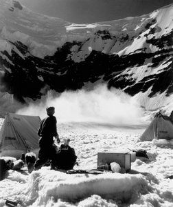 Basislager und nahegelegene Lawine! Auf 5100 m. von Fosco Maraini