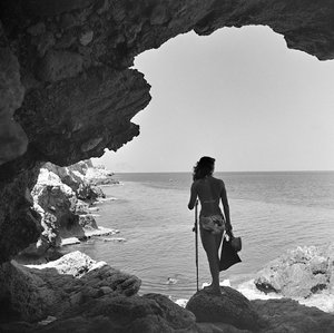 Badender auf der Klippe, der auf das Meer nahe dem Dorf Aspra, nahe Palermo, Sizilien, ca. 1950 schaut von Fosco Maraini