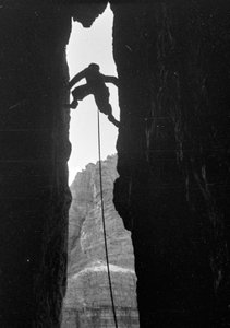 Dolomiten: Kletterer in der Dülfer der Cima Grande di Lavaredo von Fosco Maraini