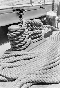 Auf dem Schiff Amerigo Vespucci: Poller und Seil von Fosco Maraini