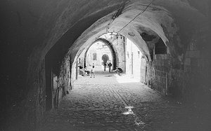 Straße in den Souks der Altstadt von Jerusalem von Fosco Maraini