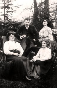 Zena 1887-1975 und Phyllis Dare 1890-1975, englische Schauspielerinnen, mit ihren Eltern, 1906 von Foulsham and Banfield