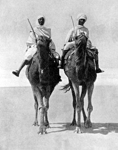 Zwei Araber reiten auf Kamelen in der Sahara, Afrika, 1936 von Fox Photos