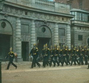 Wachwechsel am Palast, Stockholm, Schweden, spätes 19. - frühes 20. Jahrhundert von Fradelle and Young