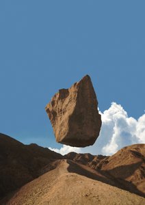 Schwebender Wüstenfelsen