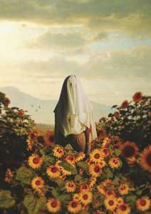 Geheimnisvolle Figur mit Sonnenblumen