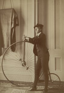 Im Haus mit einem Hochrad, ca. 1890 von Frances Benjamin Johnston