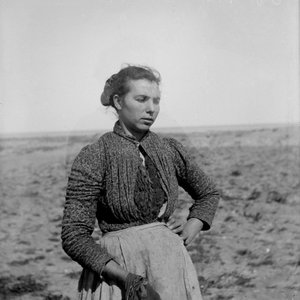 Porträt eines jungen Bauern in traditioneller Kleidung, Abruzzen, Italien, ca. 1900 von Francesco Paolo Michetti