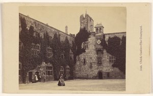 Chirk Castle - Der Innenhof von Francis Bedford