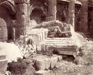 Skulpturierte Überreste im Tempel des Jupiter, Baalbek von Francis Bedford