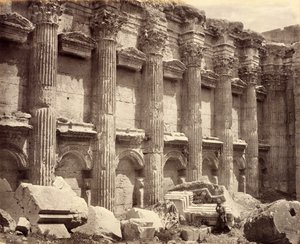 Die Nordwand des Inneren des Jupiter-Tempels, mit den geriffelten Säulen, Baalbek von Francis Bedford