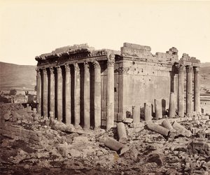 Der Tempel des Jupiter, Baalbek, von Nordwesten von Francis Bedford