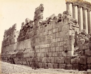 Westliches Ende der Außenmauer des Sonnentempels, Baalbek von Francis Bedford
