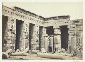 Innenhof von Medinet Habbo, Theben, 1857 von Francis Frith