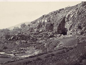 Hauptquelle des Jordan, fließt aus einer Höhle in der Nähe von Banias, nahe der Stätte von..., ca. 1857 von Francis Frith