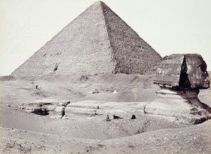 Die Große Pyramide, mit der Sphinx im Vordergrund, El-Geezah