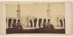 Ansicht eines Gebäudes mit hohem Turm, Grab im Hof von Francis Frith