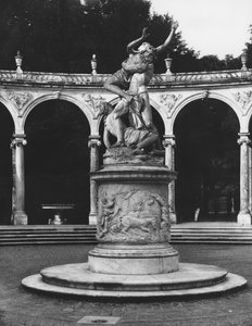 Raub der Proserpina durch Pluto, während eine ihrer Begleiterinnen sie zurückhält, Hain der Kolonnade