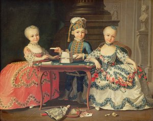 Gruppenporträt eines Jungen und zweier Mädchen, die ein Kartenhaus bauen, mit anderen Spielen auf dem Tisch