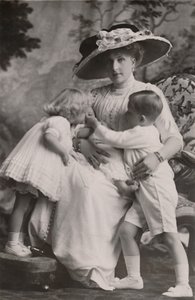 Königin Victoria von Spanien mit Prinz Alfonso, Prinzessin Maria Christina und Prinzessin Beatrice, 1911 von Frank Arthur Swaine