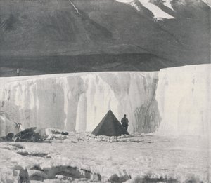Alkovenlager in einer Oberflächenrinne des Taylor-Gletschers, ca. 1911, 1913 von Frank Debenham
