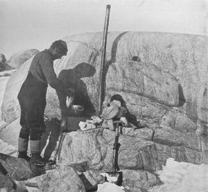 Forde kocht Seehundfleisch auf dem Blubberherd in Cape Roberts von Frank Debenham
