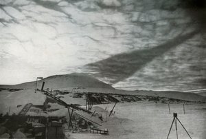 Der Schatten des Mount Erebus auf den Wolken, September 1911 von Frank Debenham
