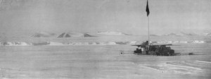 Der Wilson Piedmont Gletscher, zeigt die kontinuierlichen Eisklippen