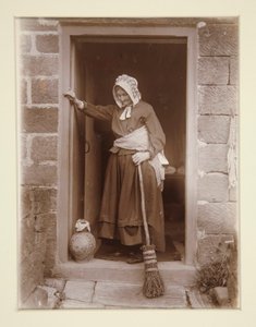 Eine alte Dame mit einer Hefeflasche an einer Hüttentür von Frank Meadow Sutcliffe