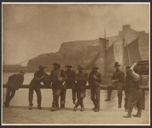 Whitby-Fischer auf dem Pierzaun von Frank Meadow Sutcliffe