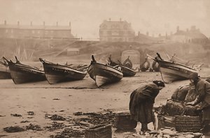 Frauen laden Fische in Körbe von den Fischerbooten, Whitby Hafen