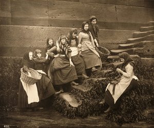 Frauen warten auf den Fang des Tages, Whitby Harbour, North Yorkshire, ca. 1899