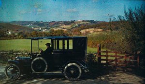 Frühe Farbauftochromaufnahme um 1916. Mann in einem Auto, vielleicht der Fotograf in England,... von Franklin Price Knott