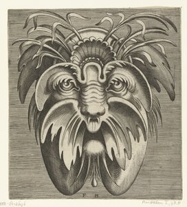 Maske mit hängenden Wangen und Schnurrbart, im Haar Gräser