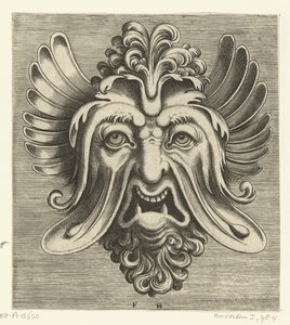 Maske mit hängenden Wangen, zwei spitzen Unterzähnen und einer Locke auf der Nasenwurzel