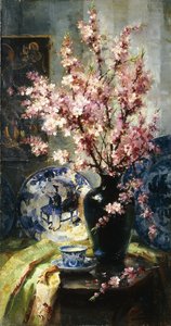 Apfelblüten und blau-weiße Porzellan auf einem Tisch