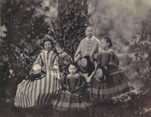 [Sitzende Dame im gestreiften Kleid mit vier kleinen Mädchen]