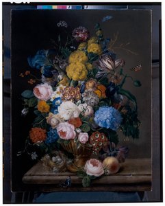 Rosen, Schwertlilien, Nelken, Tulpen und andere Blumen in einer bronzenen Urne