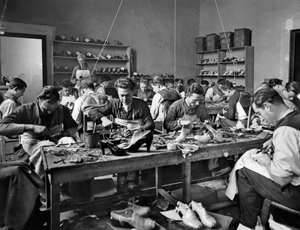 Handwerker bei der Arbeit im Studio des Schuhdesigners und Herstellers Ferragamo im Palazzo Feroni, Florenz, 1937