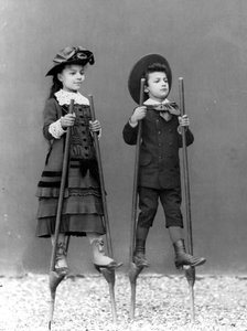 Romualdo Alinaris Kinder, Adele und Arturo, auf Stelzen, Florenz, um 1875 von Fratelli Alinari Fratelli Alinari