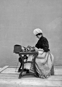 Arbeiter in der Tabakfabrik von Florenz, 1901 von Fratelli Alinari Fratelli Alinari