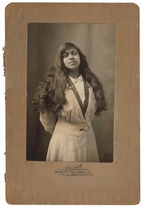 Porträt einer Frau, ca. 1910 von Fred S. Tisdell