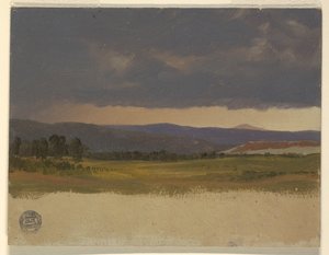Blauer Hügel unter niedrigen Wolken