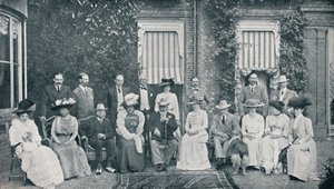 Die königliche Hausparty im The Grove, Watford, Residenz von Lord Clarendon, im Juli 1909, 1911 von Frederick Downer and Sons