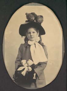 Mädchen im Spazierkostüm mit Hut und Muff, 1890er Jahre von Frederick Gutekunst