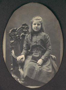 [Mädchen mit Locken, sitzend, Dreiviertellänge], 1890er Jahre von Frederick Gutekunst
