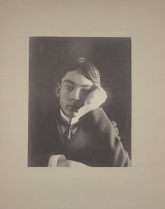 Junge im Anzug mit Hand am Gesicht, ca. 1896