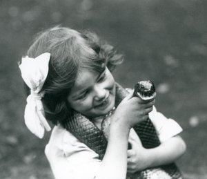 Ein junges Mädchen Betty hält eine östliche Indigo-Schlange, London Zoo, 1924 von Frederick William Bond