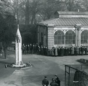 Waffenstillstandstag am Kriegerdenkmal, London Zoo, 11. November 1923 von Frederick William Bond